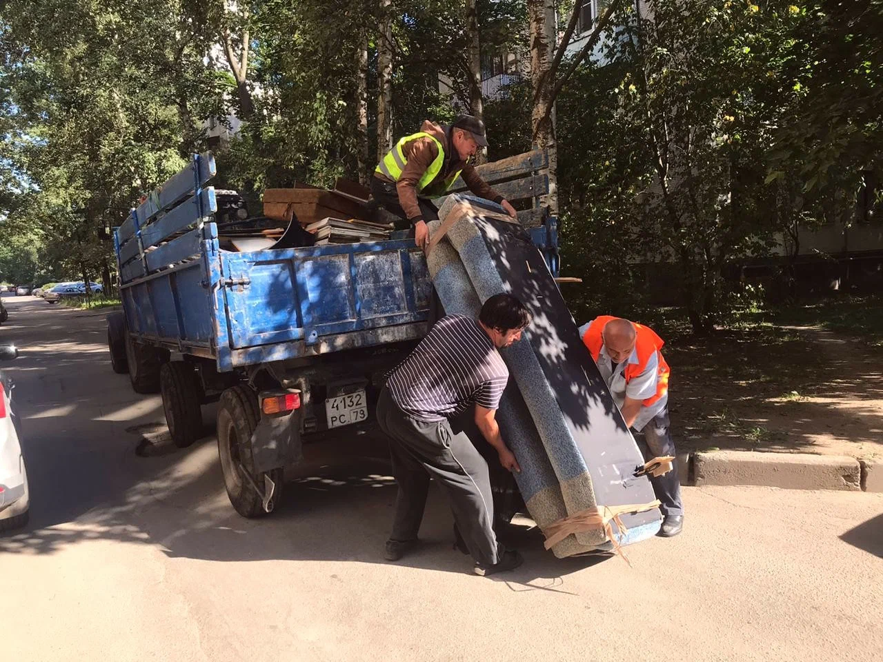 Профессиональный вывоз крупногабаритного мусора в Холмске в октябре
