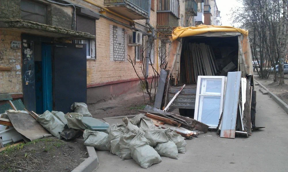 Вывоз мусора после ремонта в Холмске от ПроМусор — цены от 4622 руб., быстро и недорого