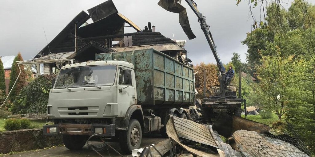 Вывоз мусора после пожара с утилизацией в Холмске в октябре
