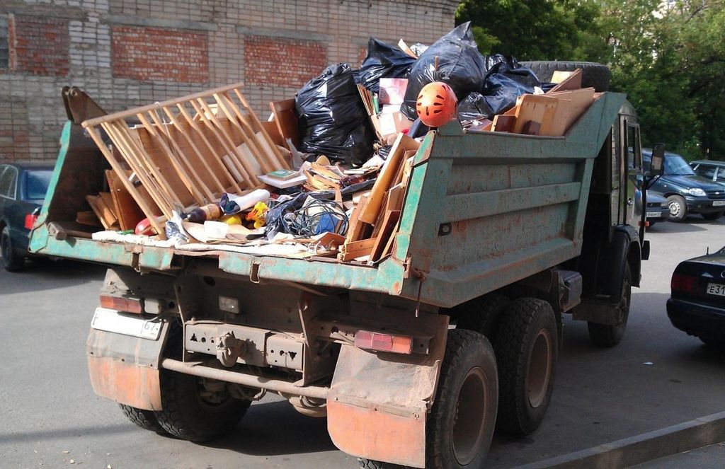 Вывоз мусора из магазина в Холмске от ПроМусор: услуги, цена от 1797 руб., утилизация отходов