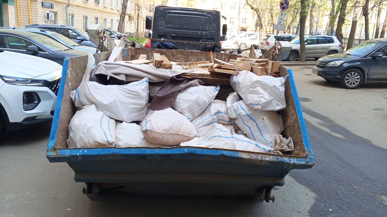 Вывоз мусора из магазина в Холмске в октябре