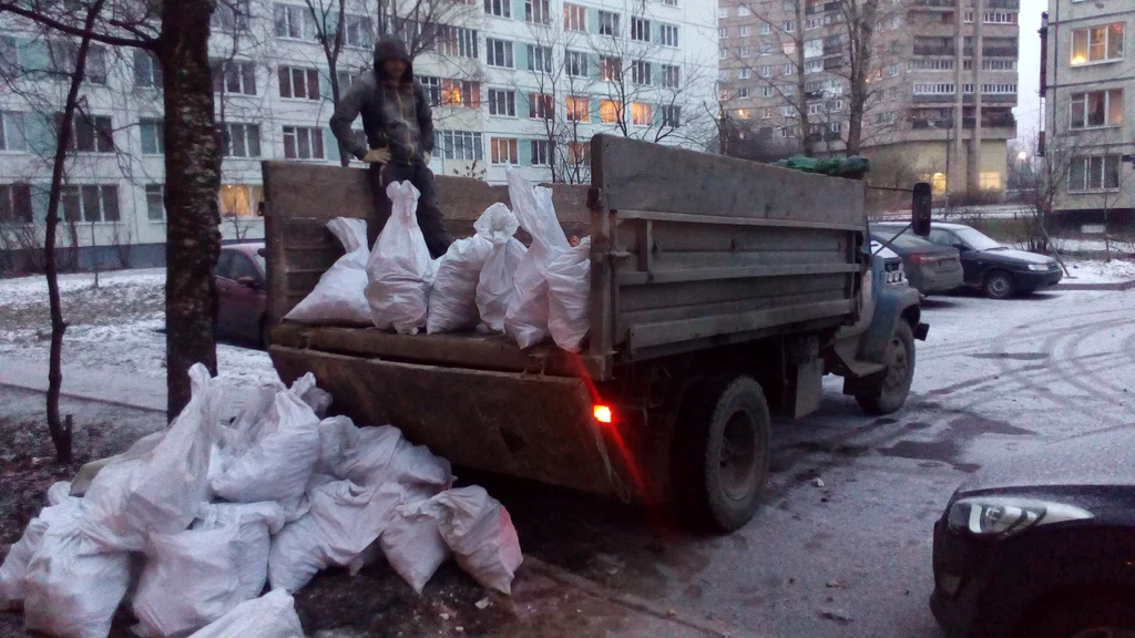 Вывоз мусора в мешках в Холмске в октябре