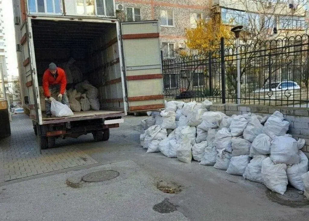Вывоз мусора после переезда в Холмске в октябре