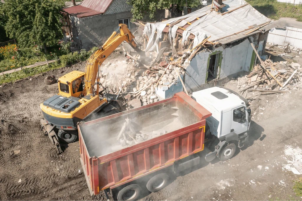 Вывоз мусора после сноса зданий с выездом в Холмске в октябре
