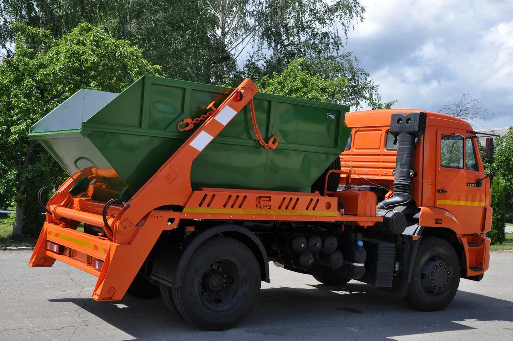 Заказ бункеровоза для вывоза мусора и отходов в Холмске в октябре
