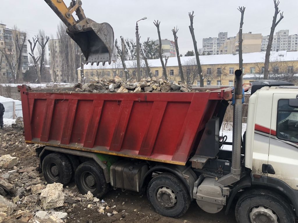 Вывоз мусора Камазом в Холмске в октябре