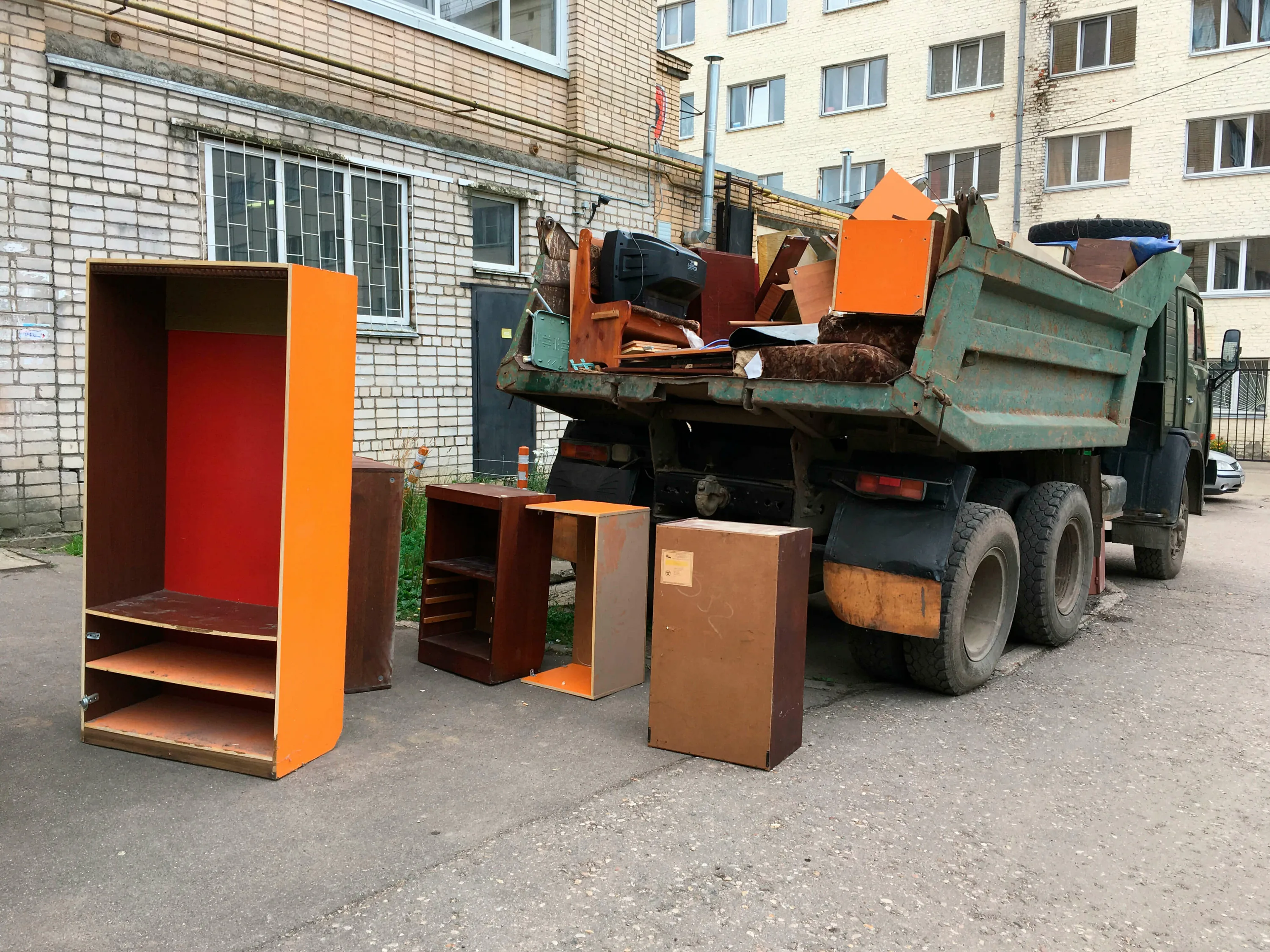 Утилизация старой мебели с вывозом и разбором в Холмске в октябре