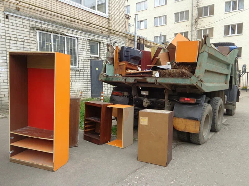 Вывоз шкафа в Холмске от ПроМусор — недорого, демонтаж, утилизация, вывоз из квартиры от 873 руб