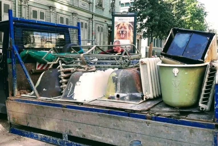 Вывоз старой сантехники в Холмске от ПроМусор: быстро, недорого от 565 руб., утилизация и грузчики