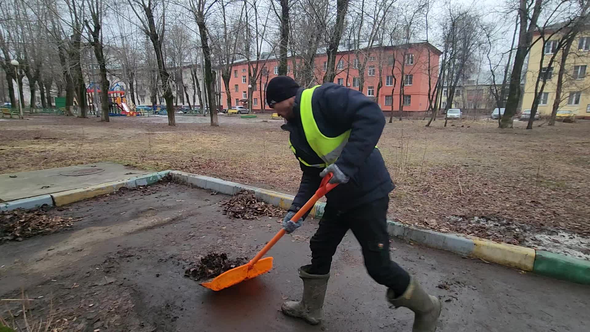 Уборка территорий в Холмске в октябре