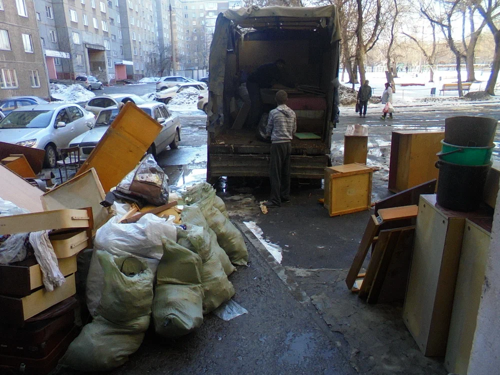 Вывоз мусора из подвала с утилизацией в Холмске в октябре