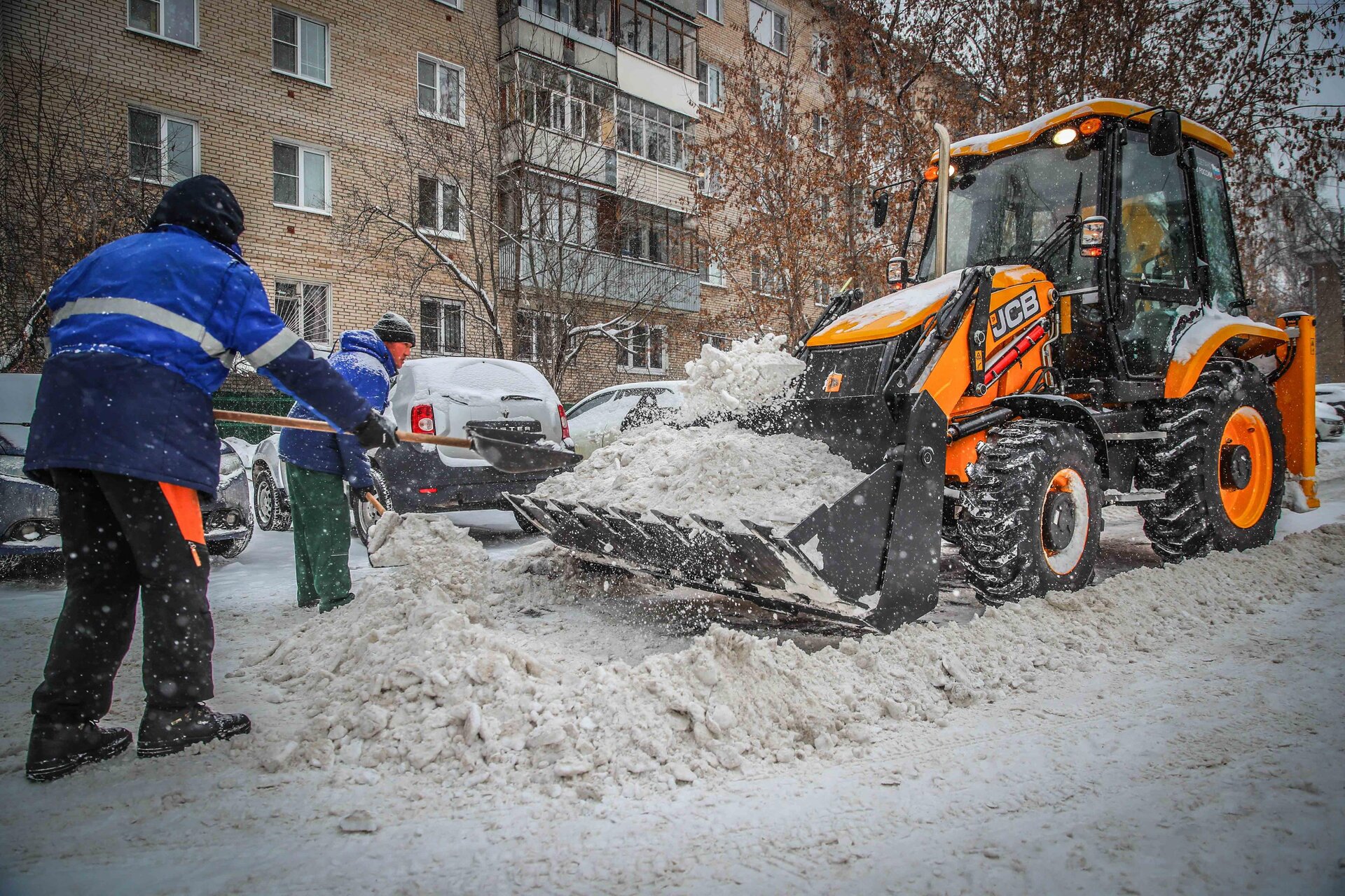 Очистка дворов от снега и наледи в Холмске — уборка снега, трактор и ручная, цены от 514 руб. | ПроМусор