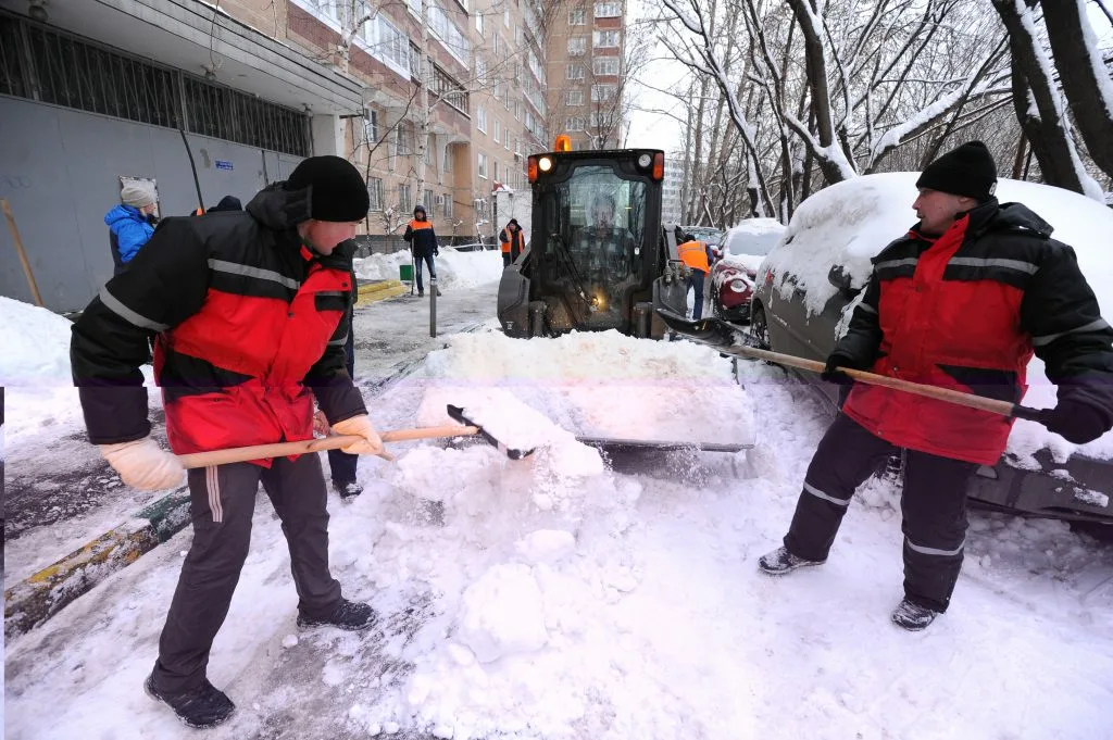 Очистка дворов от снега с гарантией результата в Холмске в октябре
