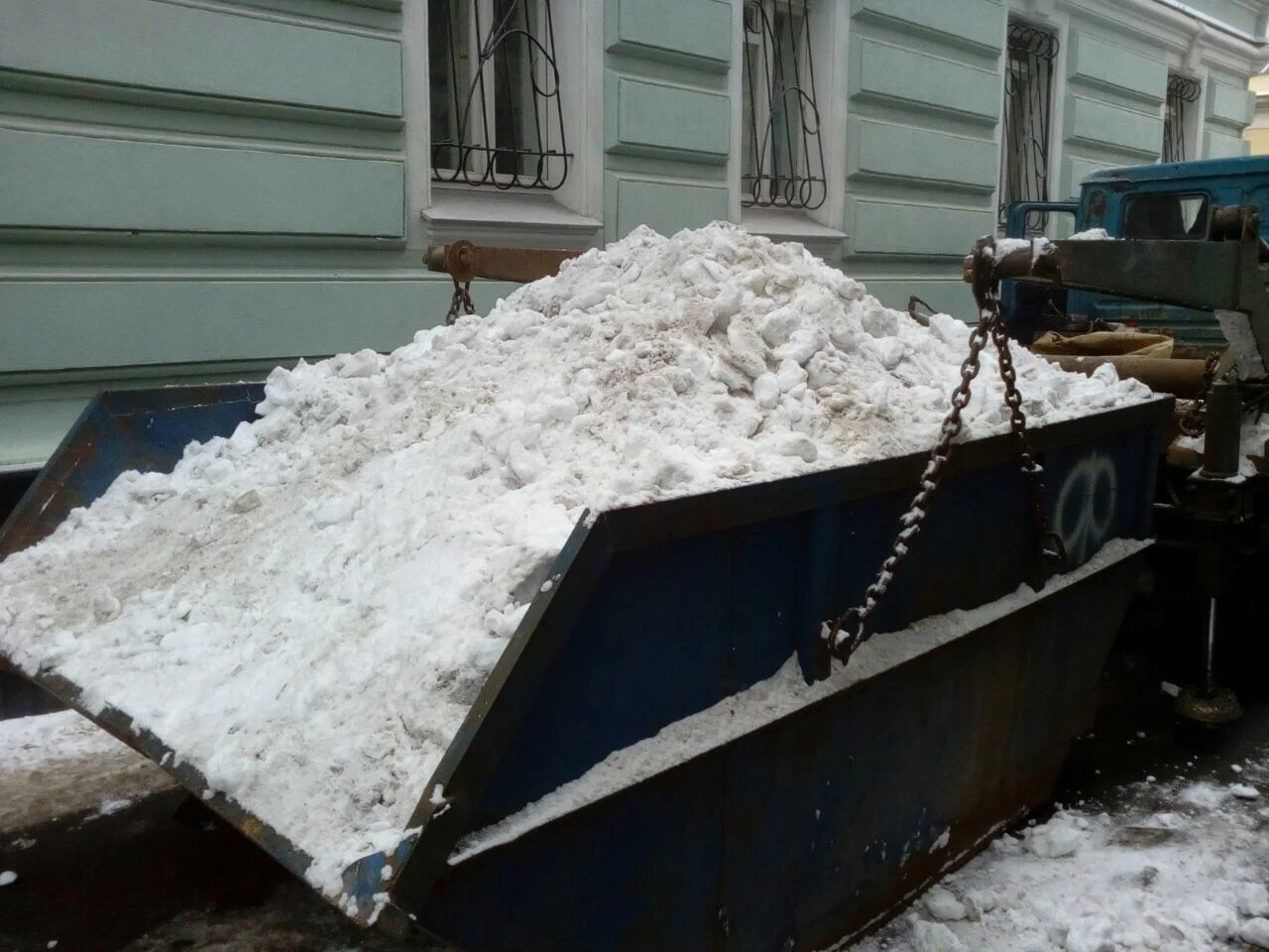 Вывоз снега контейнерами в Холмске в октябре