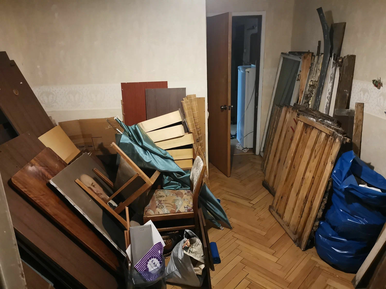 Демонтаж мебели с вывозом и утилизацией в Холмске в октябре