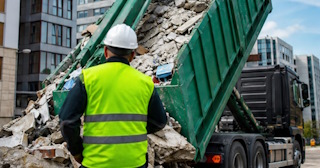 Вывоз строительного мусора в Холмске: услуги лицензированной компании — ПроМусор